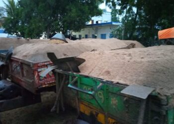 মঙ্গলকোটের অজয় নদ থেকে বালি চুরি !  আটক ৪ বালিবোঝাই ট্রাক্টর