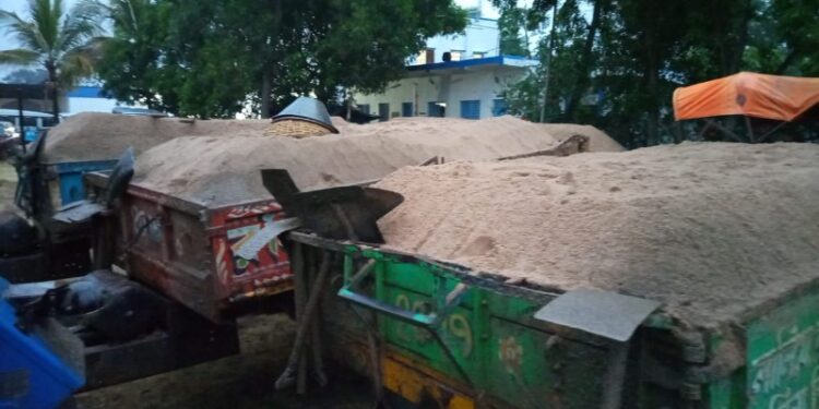 মঙ্গলকোটের অজয় নদ থেকে বালি চুরি !  আটক ৪ বালিবোঝাই ট্রাক্টর