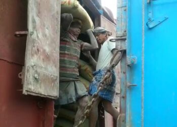 লকডাউনের বিধিনিষেধ অমান্য করে গৌড় মালদা স্টেশনের রেক পয়েন্ট থেকে সিমেন্ট সরবরাহের অভিযোগ