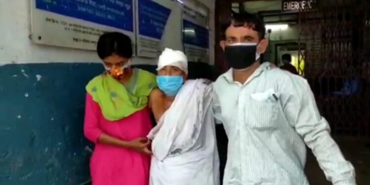 বর্ধমানে দমকা ঝড় ও বৃষ্টিতে ভাঙল গৃহস্থের বাড়ির একাংশ, জখম বৃদ্ধা