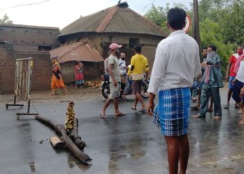 ভাতারে রাস্তা সংস্কারের দাবিতে বাদশাহী রোড অবরোধ, ‘ইয়াস’-এর তান্ডবে ভাঙল একাধিক কাঁচা বাড়ি