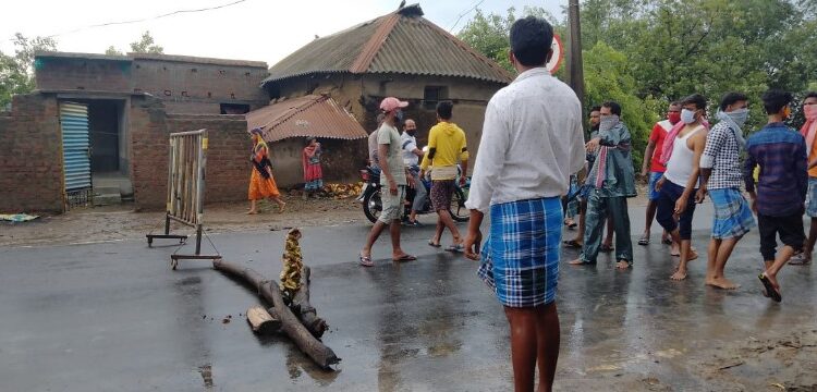 ভাতারে রাস্তা সংস্কারের দাবিতে বাদশাহী রোড অবরোধ, ‘ইয়াস’-এর তান্ডবে ভাঙল একাধিক কাঁচা বাড়ি