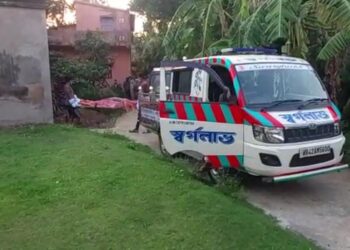 কোভিডে মৃত বধুর দেহ উদ্ধারে এল না পড়শিরা, দেহ উদ্ধারের পর গ্রামবাসীদের আপত্তিতে গ্রামের শ্মশানে দেহ সৎকার করাতে পারল না প্রশাসন