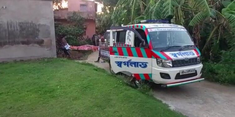 কোভিডে মৃত বধুর দেহ উদ্ধারে এল না পড়শিরা, দেহ উদ্ধারের পর গ্রামবাসীদের আপত্তিতে গ্রামের শ্মশানে দেহ সৎকার করাতে পারল না প্রশাসন