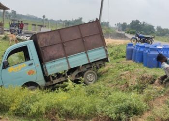 ভাতারে দুধের গাড়ি উলটে জখম চালক