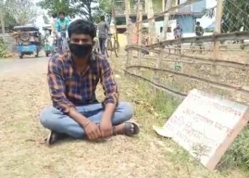 প্রেম ফিরে পেতে প্রেমিকার বাড়ির সামনে ধর্নায় মালদার যুবক
