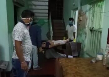 চুঁচড়ায় কোভিডে আক্রান্ত বৃদ্ধাকে দরজা ভেঙে উদ্ধার করল স্বেচ্ছাসেবী সংস্থা, হাসপাতালে নিয়ে যেতেই মৃত্যু