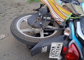 বর্ধমানে বাইক থেকে পড়ে ট্যাঙ্কারের চাকায় পিষ্ট হয়ে মৃত্যু বাবার, বরাতজোরে রক্ষা  ছেলের