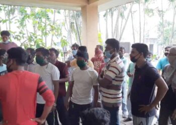 বকেয়া বেতন চাইতে গেলে গুলি মারার হুমকি  !  বাঁকুড়ায় কারাখানা কর্তৃপক্ষের বিরুদ্ধে অভিযোগ শ্রমিকদের