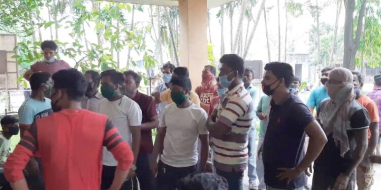 বকেয়া বেতন চাইতে গেলে গুলি মারার হুমকি ! বাঁকুড়ায় কারাখানা কর্তৃপক্ষের বিরুদ্ধে অভিযোগ শ্রমিকদের