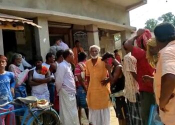 মঙ্গলকোটে মৃত ব্যক্তির নামে রেশন তোলার অভিযোগ, রেশন ডিলারের বাড়ির সামনে বিক্ষোভ গ্রামবাসীর