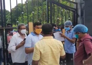 হরিশচন্দ্রপুরে ব্যাবসায়ী ও রেশন ডিলারদের দেওয়া হল করোনার টিকা