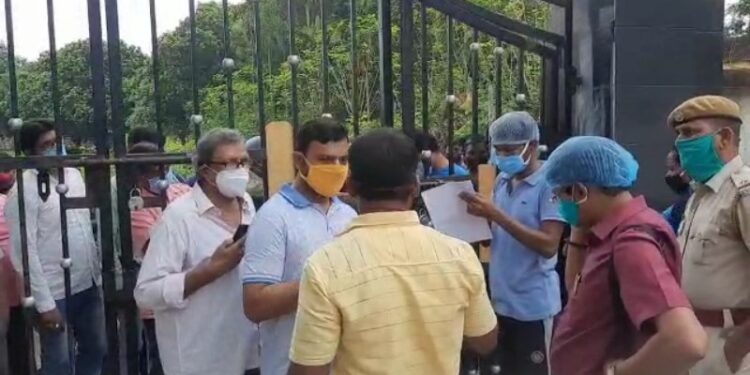 হরিশচন্দ্রপুরে ব্যাবসায়ী ও রেশন ডিলারদের দেওয়া হল করোনার টিকা