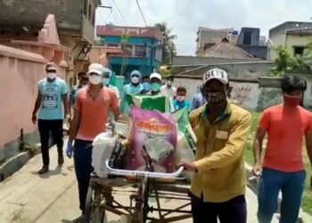 কাটোয়ার পলসোনা গ্রামের কোভিড আক্রান্ত পরিবারের পাশে দুই সংগঠন