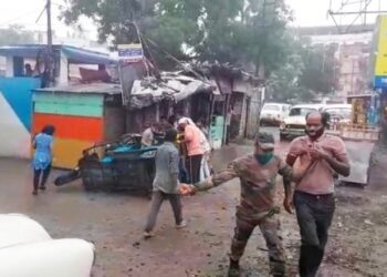 মালদায় পুলিশের তাড়া খেয়ে পালাতে গিয়ে উলটে পড়ল টোটো, জখম ২ মহিলা যাত্রী