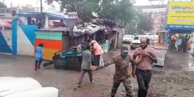 মালদায় পুলিশের তাড়া খেয়ে পালাতে গিয়ে উলটে পড়ল টোটো, জখম ২ মহিলা যাত্রী