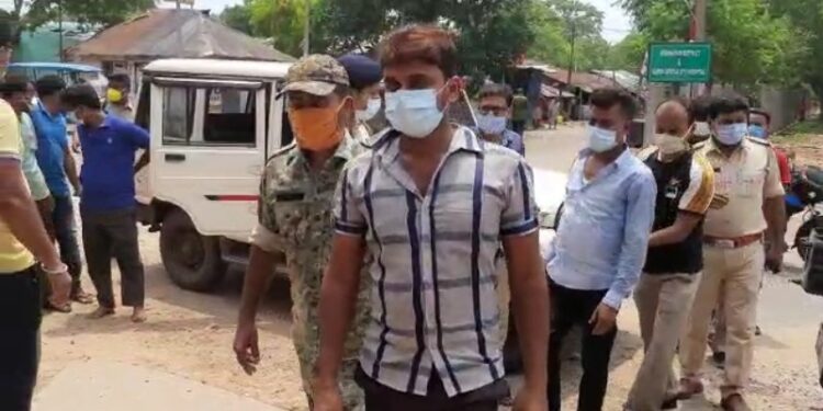 বাঁকুড়ার তৃণমূলের দুই গোষ্ঠীর সংঘর্ষ-বাড়ি ভাঙচুর-বোমাবাজি, গ্রেফতার ৭