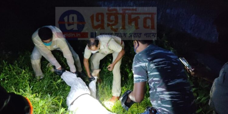 আউশগ্রামে অজ্ঞাতপরিচয় ব্যক্তির দেহ উদ্ধার, চাঞ্চল্য
