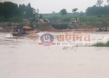 অজয় নদে  বীরভূম জেলার সীমান্তবর্তী এলাকা থেকে বেআইনিভাবে বালি তোলার অভিযোগ