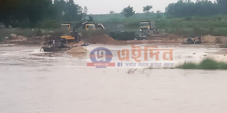 অজয় নদে বীরভূম জেলার সীমান্তবর্তী এলাকা থেকে বেআইনিভাবে বালি তোলার অভিযোগ