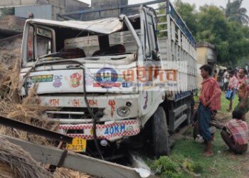 আউশগ্রামে একাধিক গাড়িতে ধাক্কা বেপরোয়া লরির,ভাঙল ৩ দোকান, জখম এক