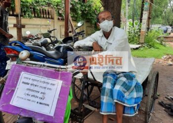 অ্যাম্বুলেন্স নিয়ে কালোবাজারির প্রতিবাদ, নিজের ভ্যান রিক্সায় বিনা ভাড়ায় করোনা আক্রান্তদের পরিষেবা দিয়ে যাচ্ছেন সত্তরোর্ধ্ব রবিউল
