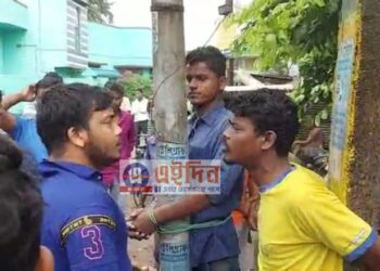 বর্ধমানে টোটোর ব্যাটারি চোরদের খুৃঁটিতে বেঁধে গণধোলাই