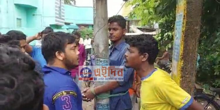 বর্ধমানে টোটোর ব্যাটারি চোরদের খুৃঁটিতে বেঁধে গণধোলাই