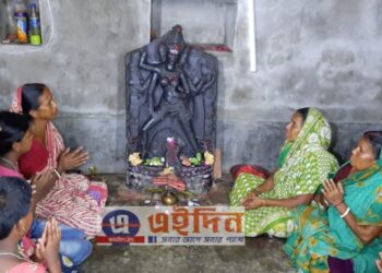 পূজোয় ত্রুটি,ঘটছে একের পর এক অঘটন !  উদ্ধার হওয়া প্রাচীন দেবীমূর্তি নিয়ে বিড়ম্বনায় দাঁইহাটের ঘোষ পরিবার