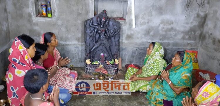 পূজোয় ত্রুটি,ঘটছে একের পর এক অঘটন !  উদ্ধার হওয়া প্রাচীন দেবীমূর্তি নিয়ে বিড়ম্বনায় দাঁইহাটের ঘোষ পরিবার