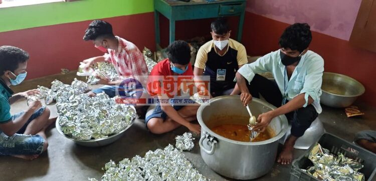 কাজ হারানো মানুষদের বাড়িতে রান্না করা খাবার পৌঁছে দিচ্ছে কাটোয়ার ক্লাব