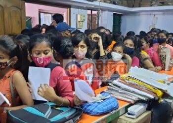 কাটোয়ার স্কুলে কন্যাশ্রীর আবেদনপত্র জমা দেওয়াকে কেন্দ্র করে হুড়োহুড়ি, শিকেয় করোনা বিধি
