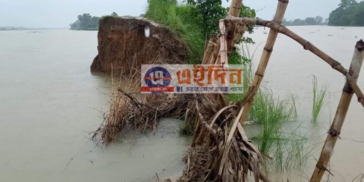 বাঁধ ভেঙে জনজীবন থেকে বিচ্ছিন্ন কেতুগ্রাম ব্লকের নতুনগ্রাম