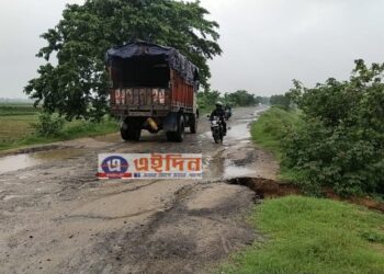 দামোদরে জল বাড়তেই রায়নার হিজলনায় সড়কপথে নামলো বড় ধস