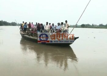 হয়নি পাকা সেতু, জীবনের ঝুঁকি নিয়ে ভরা দামোদরে নৌকায় যাত্রী পারাপার অমরপুর ও শম্ভুপুরে