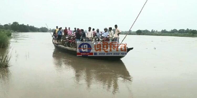 হয়নি পাকা সেতু, জীবনের ঝুঁকি নিয়ে ভরা দামোদরে নৌকায় যাত্রী পারাপার অমরপুর ও শম্ভুপুরে
