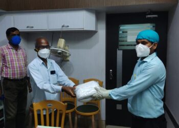 সচেতনতামূলক কাজে উৎসাহ দিতে করোনা যোদ্ধা প্রাথমিক স্কুল শিক্ষকের হাতে মাস্ক তুলে দিল প্রশাসন