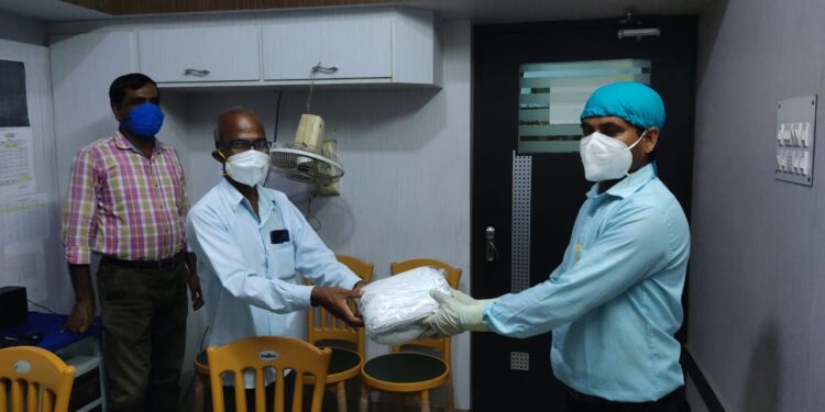 সচেতনতামূলক কাজে উৎসাহ দিতে করোনা যোদ্ধা প্রাথমিক স্কুল শিক্ষকের হাতে মাস্ক তুলে দিল প্রশাসন