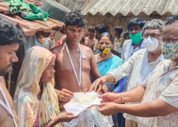 বজ্রপাতে মৃত বিজেপি কর্মীর পরিবারের হাতে  সরকারী আর্থিক সহায়তার চেক তুলে দিলেন কালনার তৃণমূল বিধায়ক