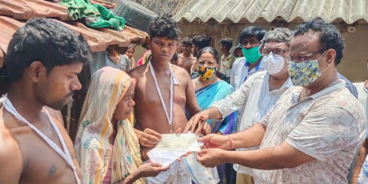 বজ্রপাতে মৃত বিজেপি কর্মীর পরিবারের হাতে সরকারী আর্থিক সহায়তার চেক তুলে দিলেন কালনার তৃণমূল বিধায়ক