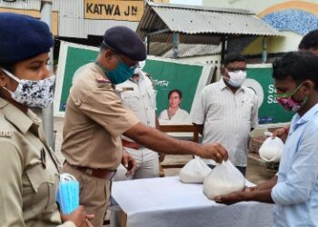 কাটোয়ায় রেলের হকার ও রিক্সাচালদের হাতে খাদ্যসামগ্রী তুলে দিল জিআরপি