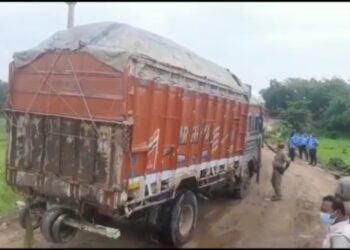 দামোদরে বালি খাদানে অভিযান পুলিশ ও ভূমি দপ্তরের,আটক বালি বোঝাই ৬ লরি ও ২ টি ট্র্যক্টর