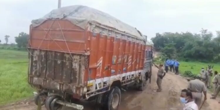 দামোদরে বালি খাদানে অভিযান পুলিশ ও ভূমি দপ্তরের,আটক বালি বোঝাই ৬ লরি ও ২ টি ট্র্যক্টর