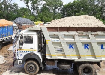 অবৈধ ভাবে বালি পাচার !  পূর্ব  বর্ধমানে গ্রেফতার চালকসহ ১৩ বালিবোঝাই গাড়ি