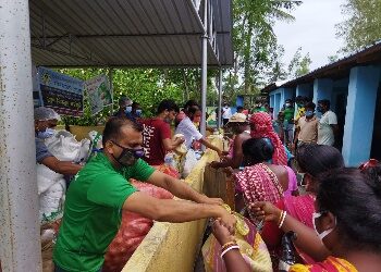 সুন্দরবন এলাকায় পাঁচ শতাধিক দুঃস্থ পরিবারের হাতে ত্রাণ তুলে দিল বর্ধমানের তিন সংস্থা