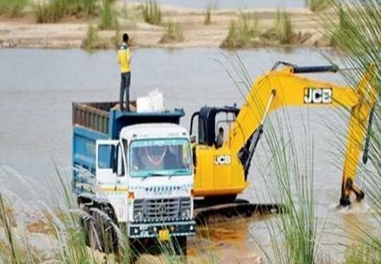 ব্যারাজ থেকে জল ছাড়া শুরু হতেই নদ-নদী থেকে বালি তোলায় জারি হল নিষেধাজ্ঞা