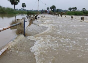 টানা ভারী বৃষ্টিপাতে কুনুর নদীর জল ছাপিয়ে ভাসালো গুসকরা শহর