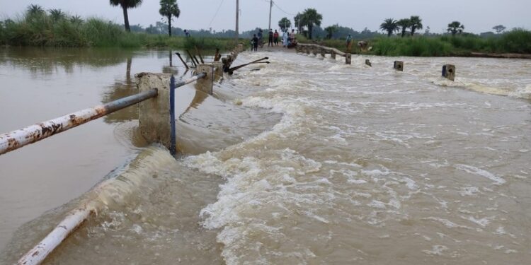 টানা ভারী বৃষ্টিপাতে কুনুর নদীর জল ছাপিয়ে ভাসালো গুসকরা শহর