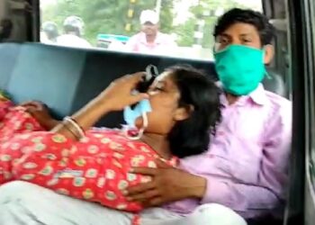 দীর্ঘক্ষণ রেলগেটে আটকে থেকে গাড়িতেই সন্তান প্রসব প্রসূতির