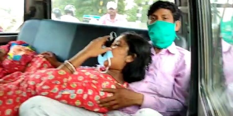 দীর্ঘক্ষণ রেলগেটে আটকে থেকে গাড়িতেই সন্তান প্রসব প্রসূতির